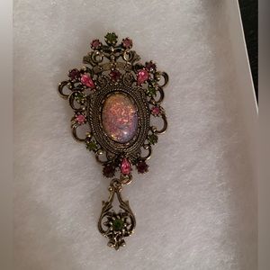 1960'S SARAH COVENTRY GOLDTONE CONTESSA PINK FIRE OPAL RHINESTONE BROOCH PENDANT